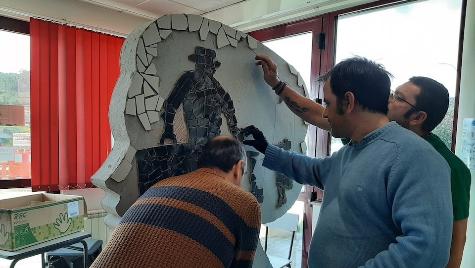 Usuarios de APEM facendo o mural de azulexo de Lar