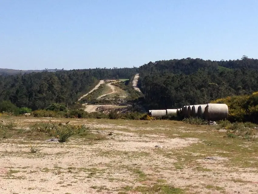 O movemento de terras xa est&aacute; realizado dende hai m&aacute;is dunha d&eacute;cadas. Esta &eacute; a vista dende a AC-432, a altura de Pasarela, onde remata o novo treito, nunha foto realizada en 2017