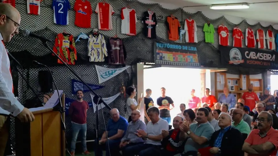 O presidente Anxo Gomez presentando o 40 aniversario do Lira CF-Foto-Nunegraphy
