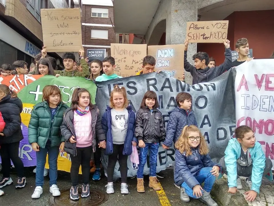 Concentracion polo 25N en Muxia co IES Ramon Caamano e o CEIP