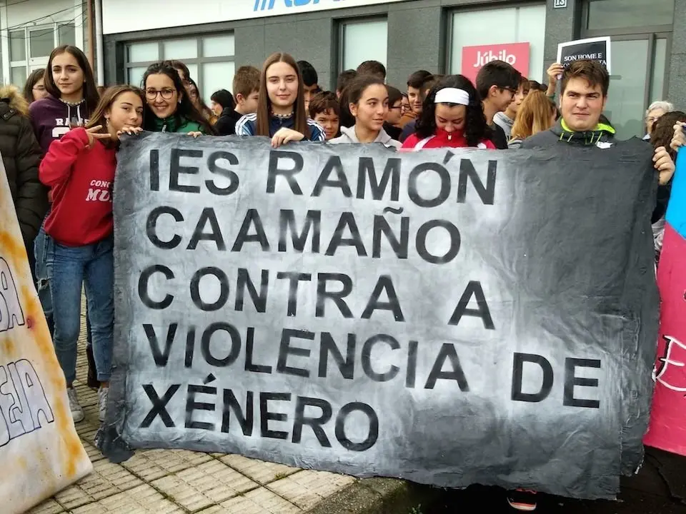 Concentracion polo 25N en Muxia co IES Ramon Caamano 2