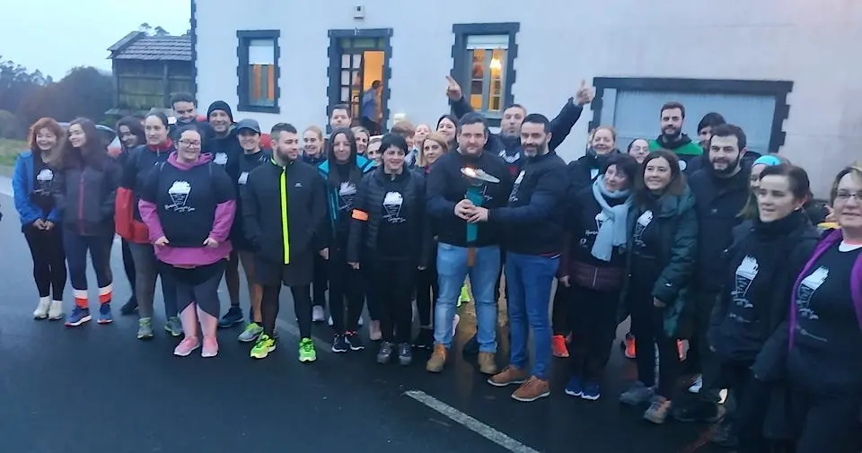 Marcha Nunca Caminaras Soa co facho da esperanza polo 25N en Santa Comba