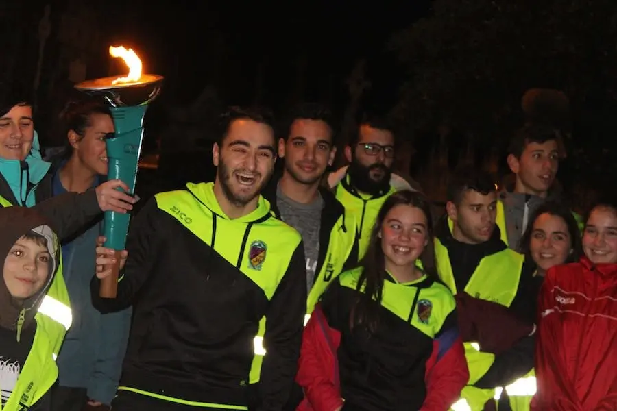 Familia xalleira co facho da esperanza na marcha Nunca Caminaras soa