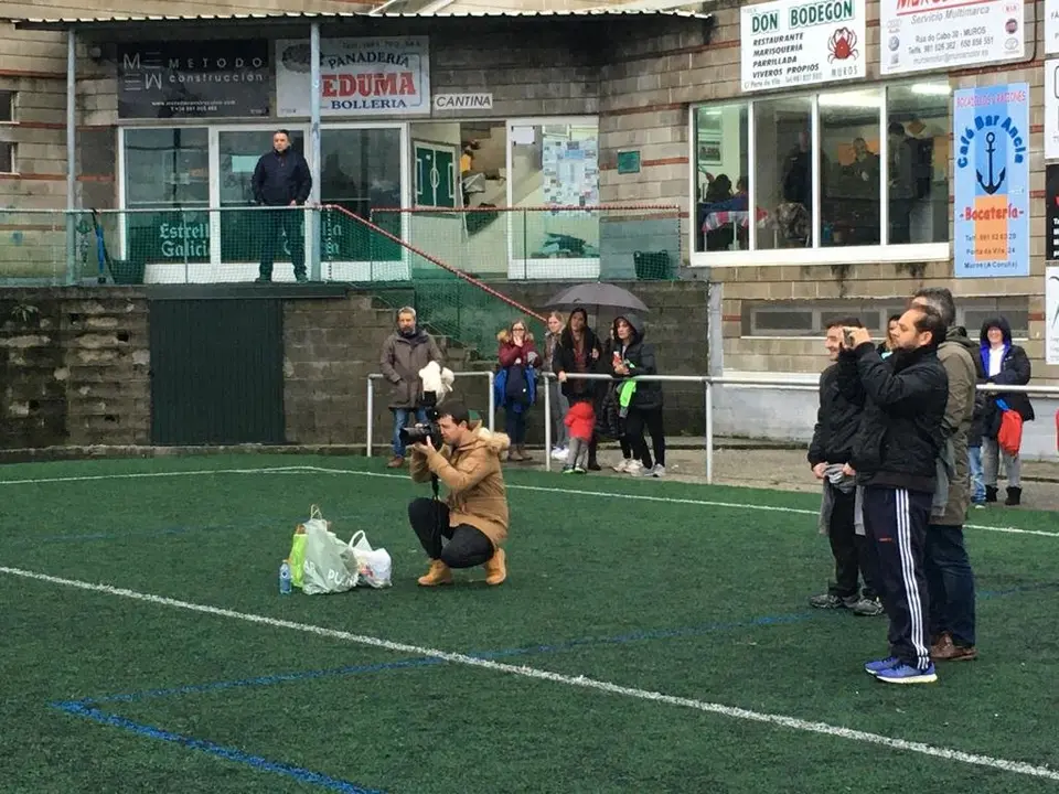 Sacando fotos do album en Muros 3