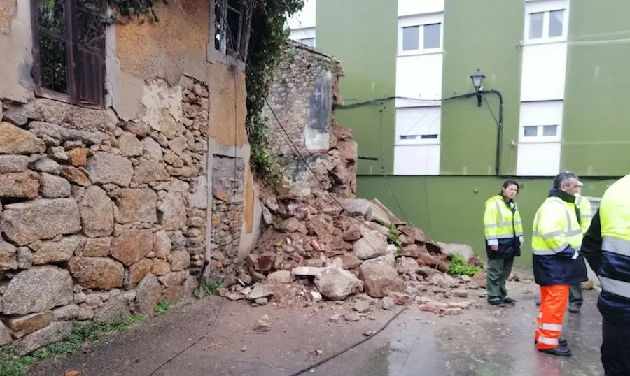 Derrubo polo temporal Elsa na Rua Encarnacion de MUxia