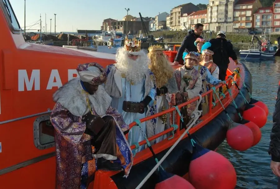Reis de Camarinas a bordo da lancha de Salvamento