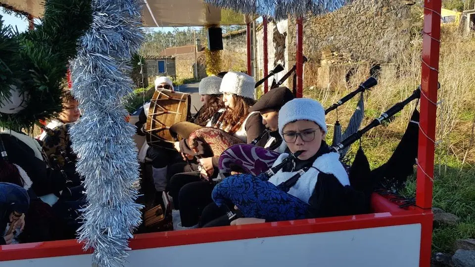 A Cabalgata de Reis ia con musica por Camarinas