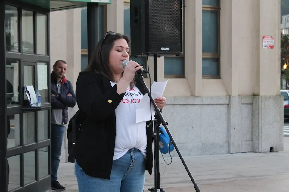 Vanessa Camafreita de Zas sen recortes en pediatria lendo o manifesto da Manifestacion contra os recortes en pediatria-Foto-Paula Castineira