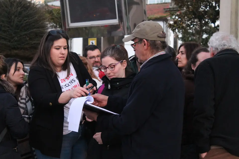 Recollendo sinaturas na Manifestacion contra os recortes en pediatria-Foto-Paula Castineira 3