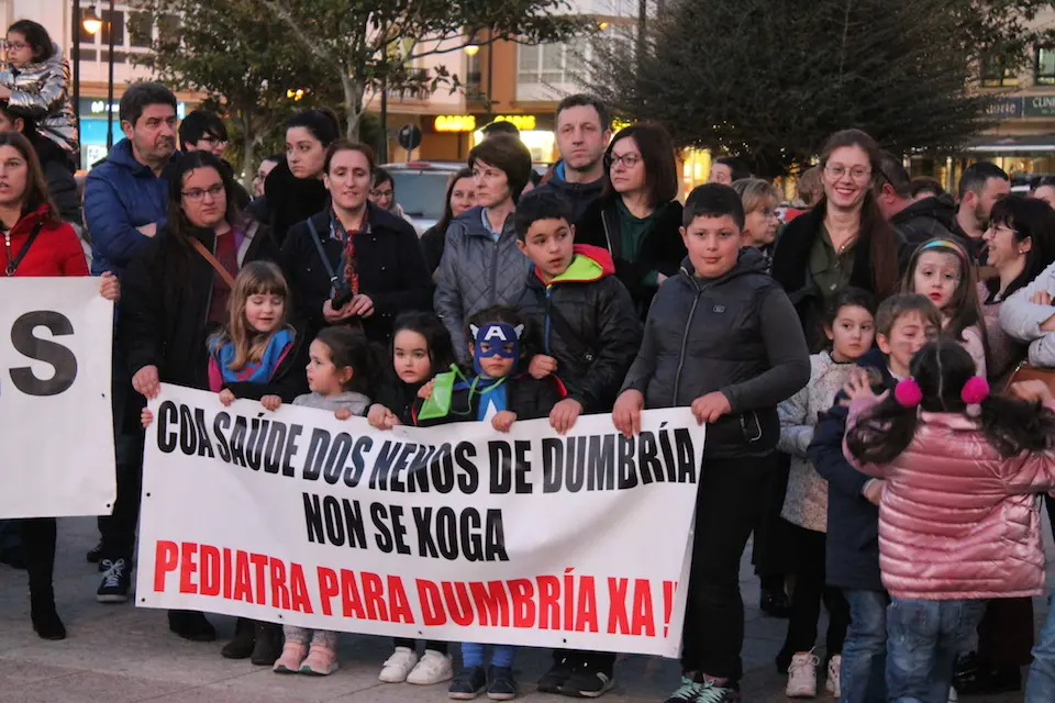Manifestacion contra os recortes en pediatria-Foto-Paula Castineira