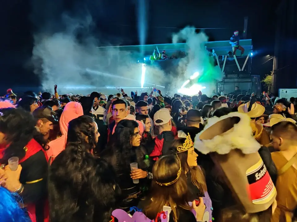 Festa rachada na Mikaela