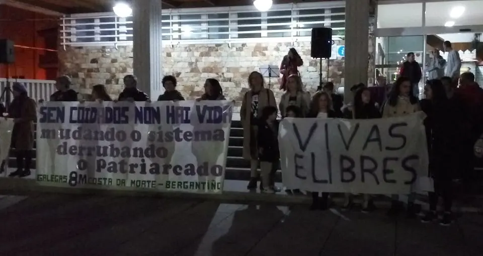 Manifestacion polo 8M en Vimianzo coas Curandeiras