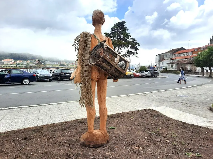 Esculturas nas ruas e balcons de Corcubion-Foto-Barca Caamano