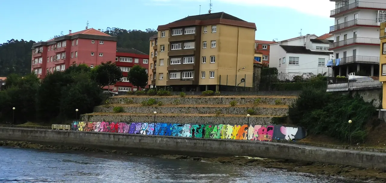 Asi queda o Mural do Pelucas no paseo maritimo de Corcubion