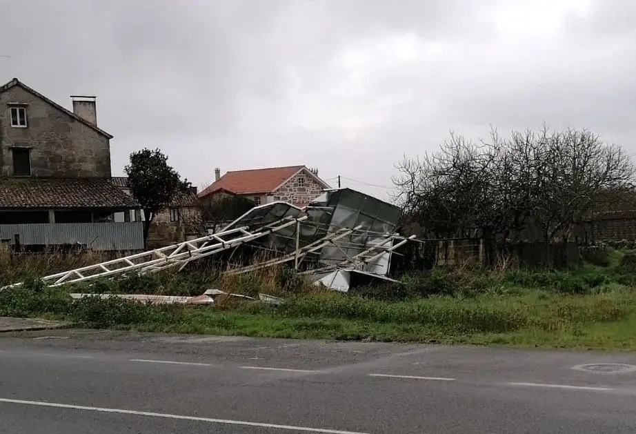 Borrasca Karim titou unha placa de publicidade en Carnota