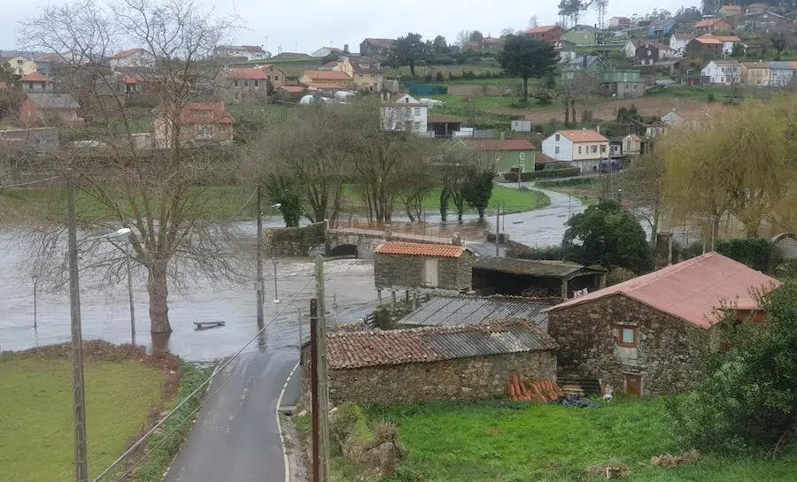 O Anllons desbordado ao seu paso pola Garga-Foto-Fatima Rodriguez