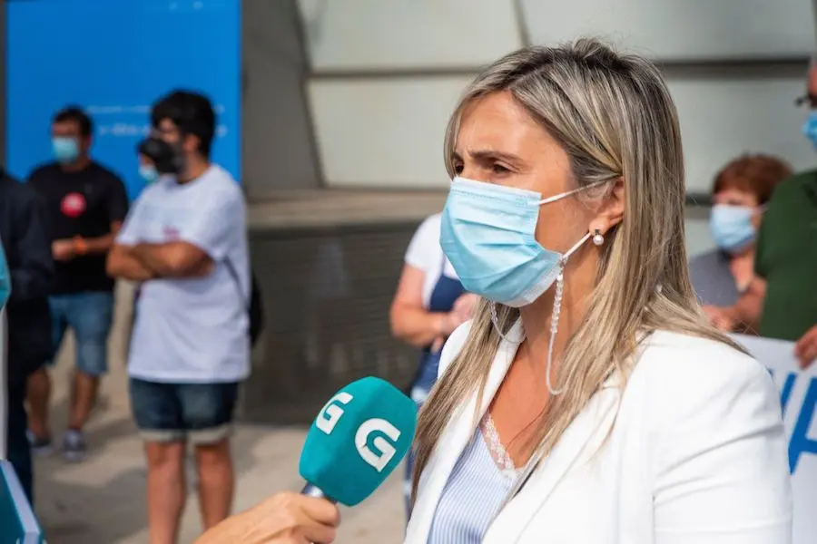 Monica Rodriguez ante os medios