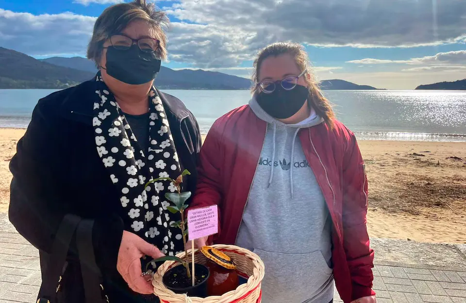 Unha das mulleres participantes programa ADISBISMUR é agasallada con produtos do centro de Valadares