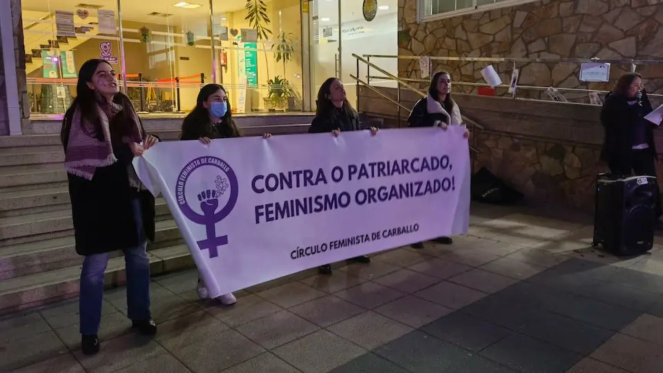 Concentracion 8M Carballo-Foto-Rebelion Aluminio 3