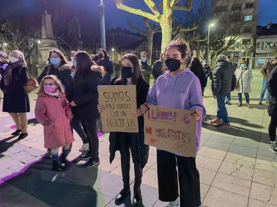 Concentracion 8M Carballo-Foto-Rebelion Aluminio 2