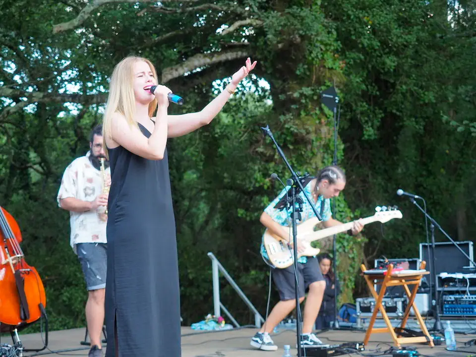 A malpicá Icía Varela con Arredores na Carballeira