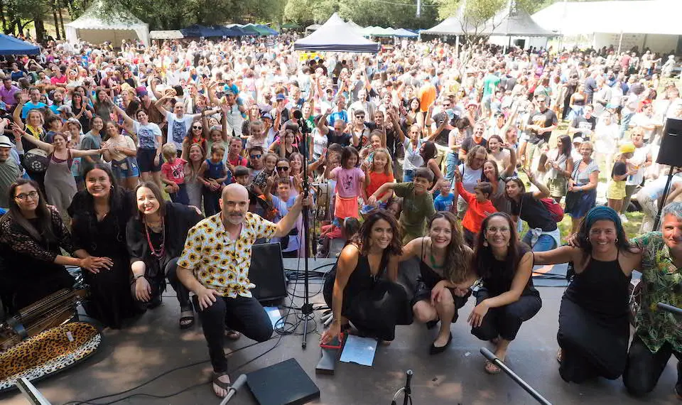 Xabier Diaz e as Adufeiras de Salitre na sesión vermú da Carballeira de Zas