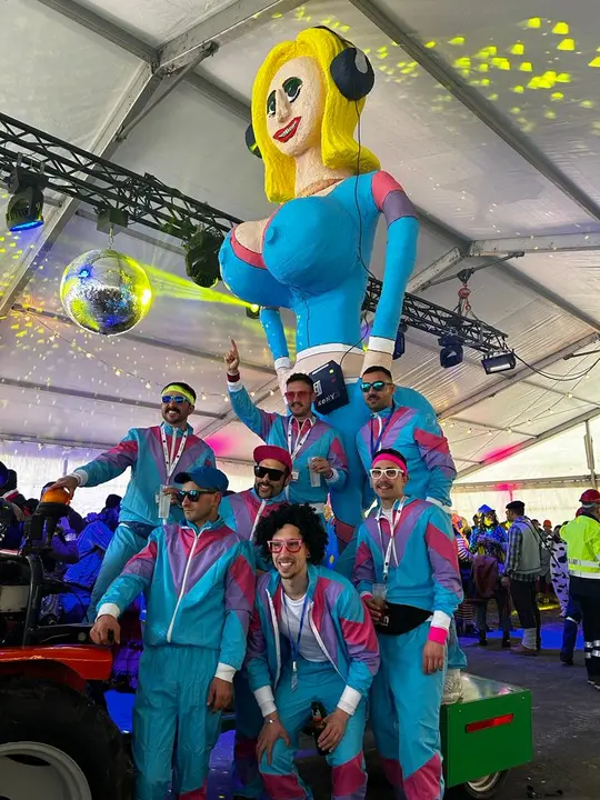 A comision da Mikaela