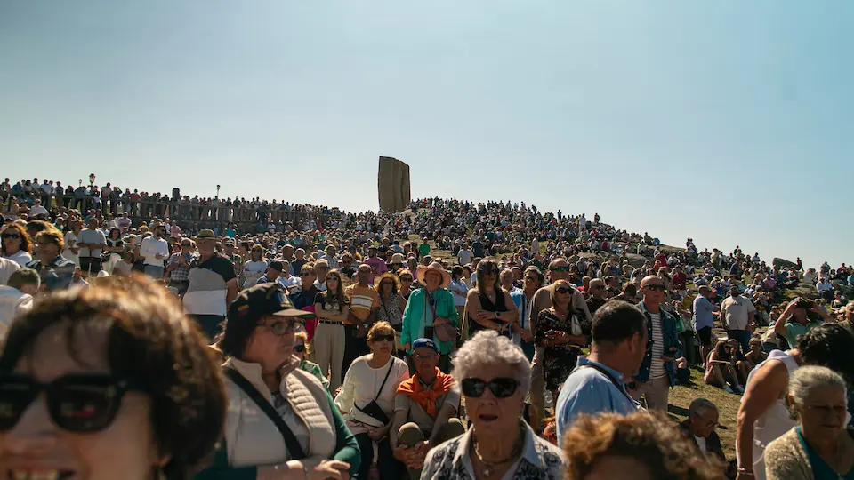 Devotos antes de la misa solemne. Romería Virxe da Barca, 15 de septiembre de 2024. copia