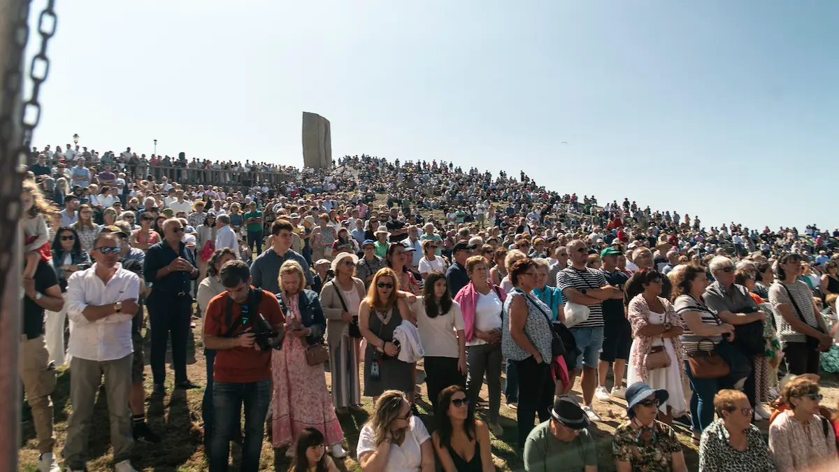 Fieles durante la misa en la loma del Santuario. Romería Virxe da Barca, 15 de septiembre de 2024. copia