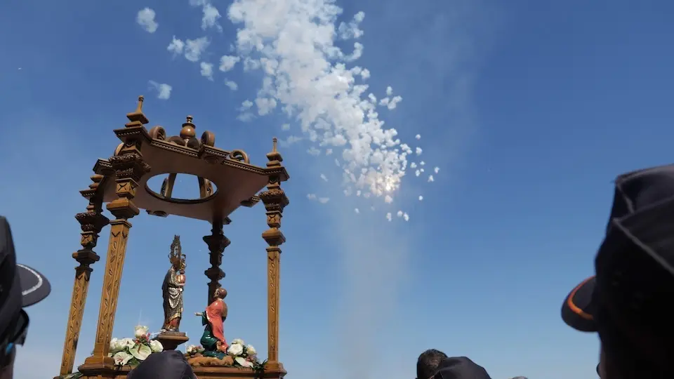 Traca de bombas en honor a la Virgen. Romería Virxe da Barca, 15 de septiembre de 2024. copia