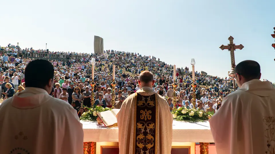Visión de los fieles durante la misa. Romería Virxe da Barca, 15 de septiembre de 2024. copia