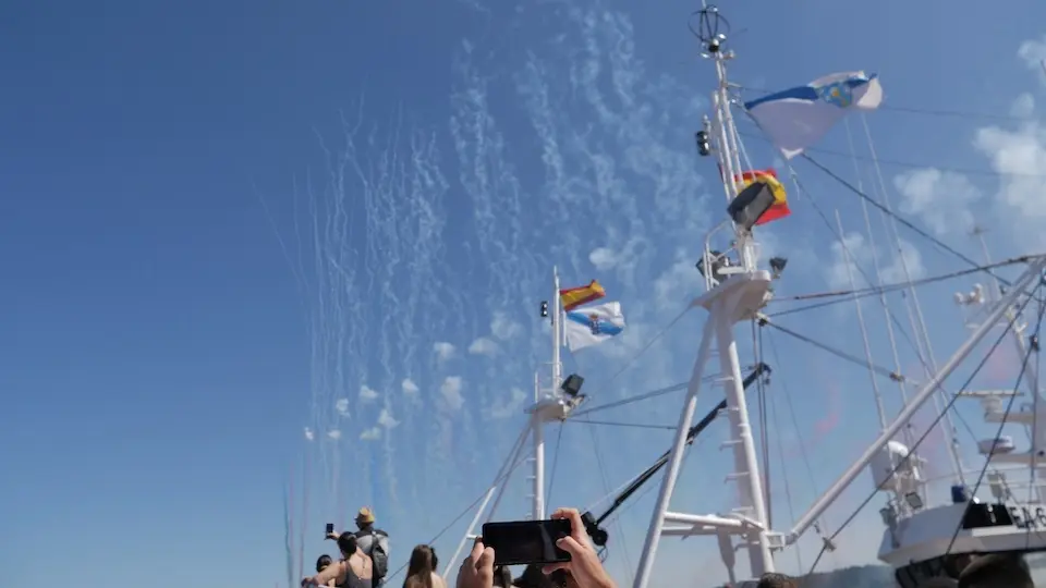 Bombas en honor a la Virgen. Romería Virxe da Barca, 15 de septiembre de 2024. copia