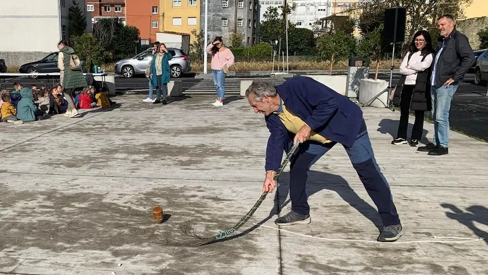 Dia do Peon en Zas cos peques senor trompo grande