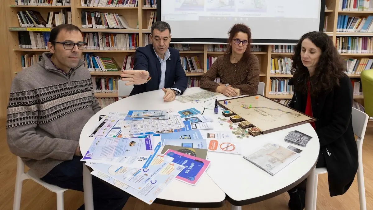 O Conselleiro Roman rodriguez cos mestres do IES de Baio Oscar Rey Calo Fina Paulos e Lorena Cerdeira