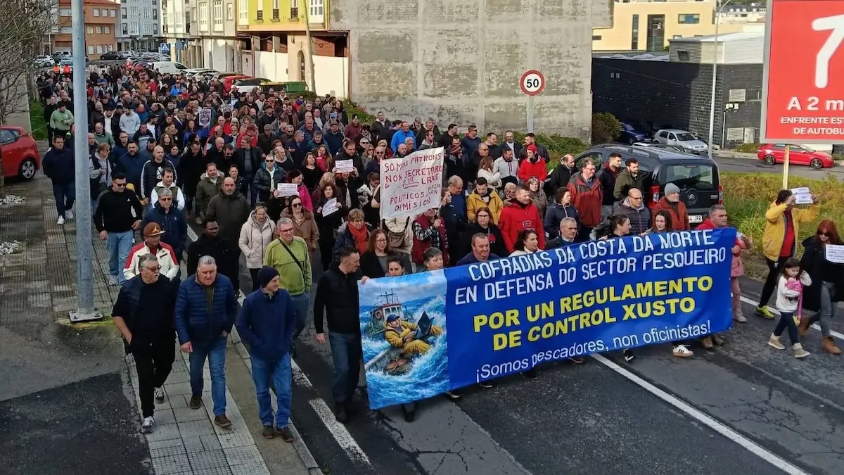Manifestacion entre Cee e Corcubion contra o Regulamento Europeo de Control pesqueiro