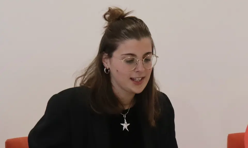 Laura Rod de Mareandooxogo moderando un acto de QPC