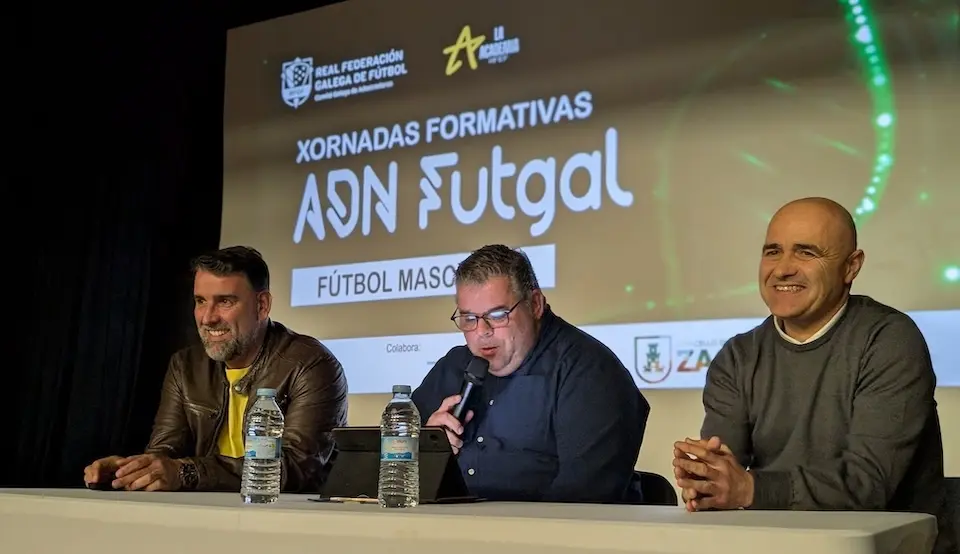 Miguel Alonso Oscar Leis e Oscar Gilsanz nas Xornadas Formativas QPC:RFGF do Futbol da Costa en Zas