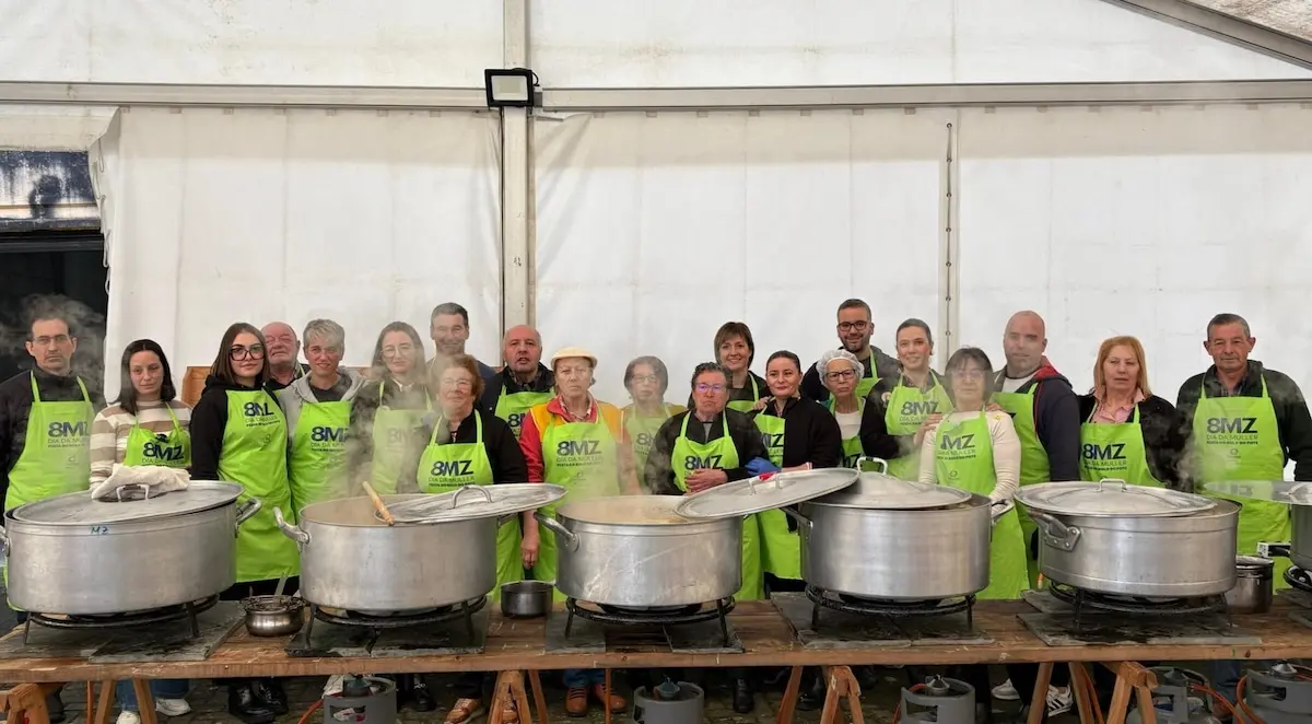 Amas de Casa e Concello de Mazaricos no Festa do Bolo do Pote