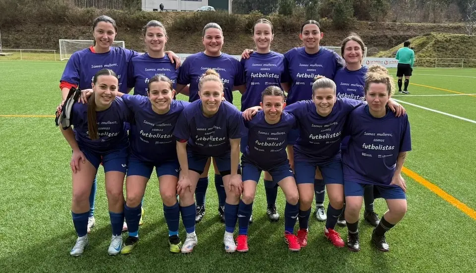 A Esteirana con camisetas do 8M