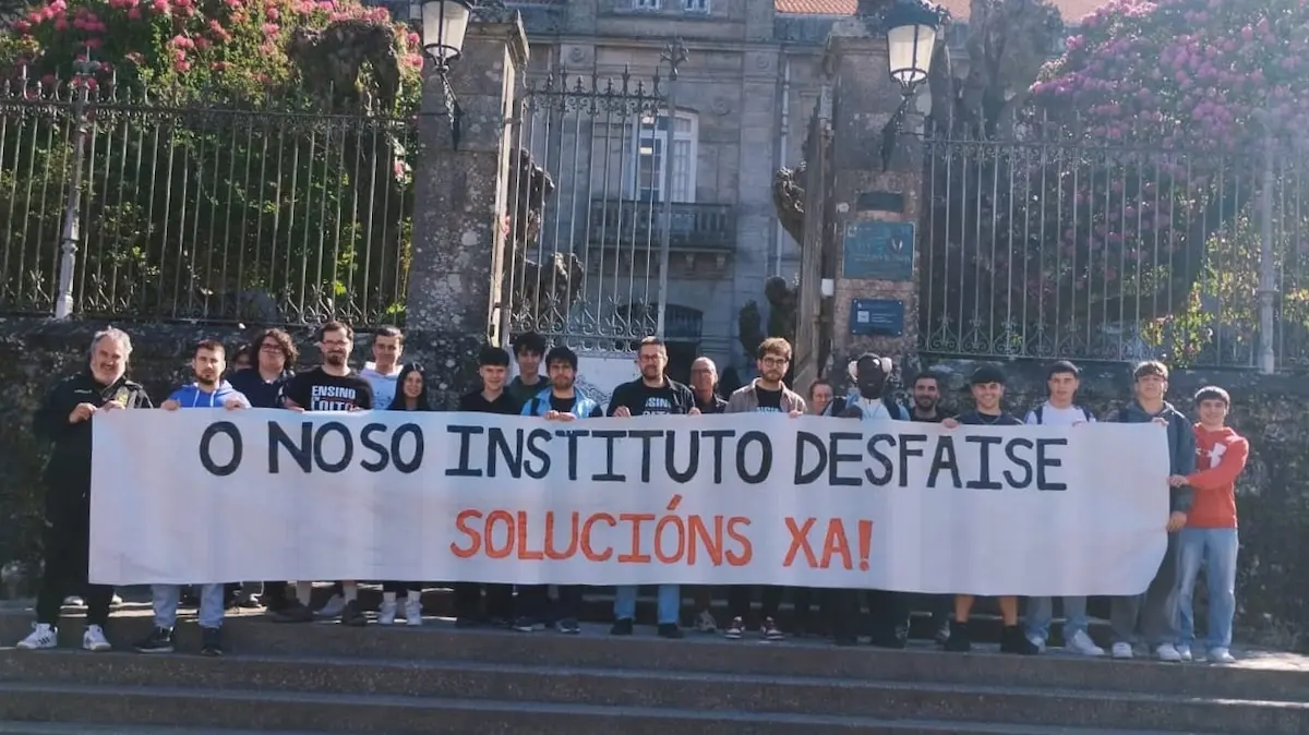 Almunado do IES Fernando Blanco esixindo melloras no centro