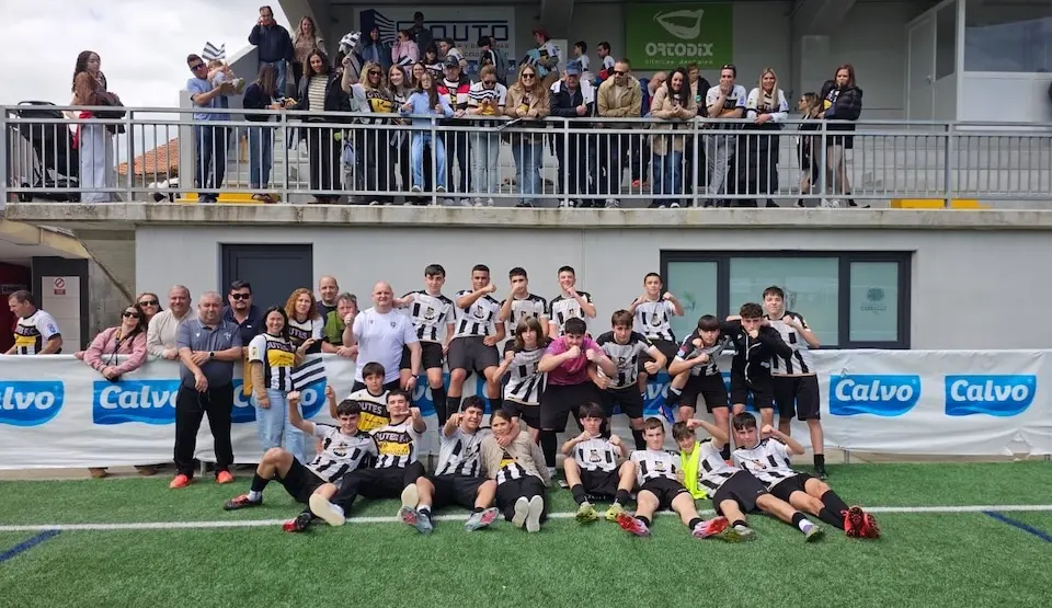 Outes CF Cadete celebrando o ascenso