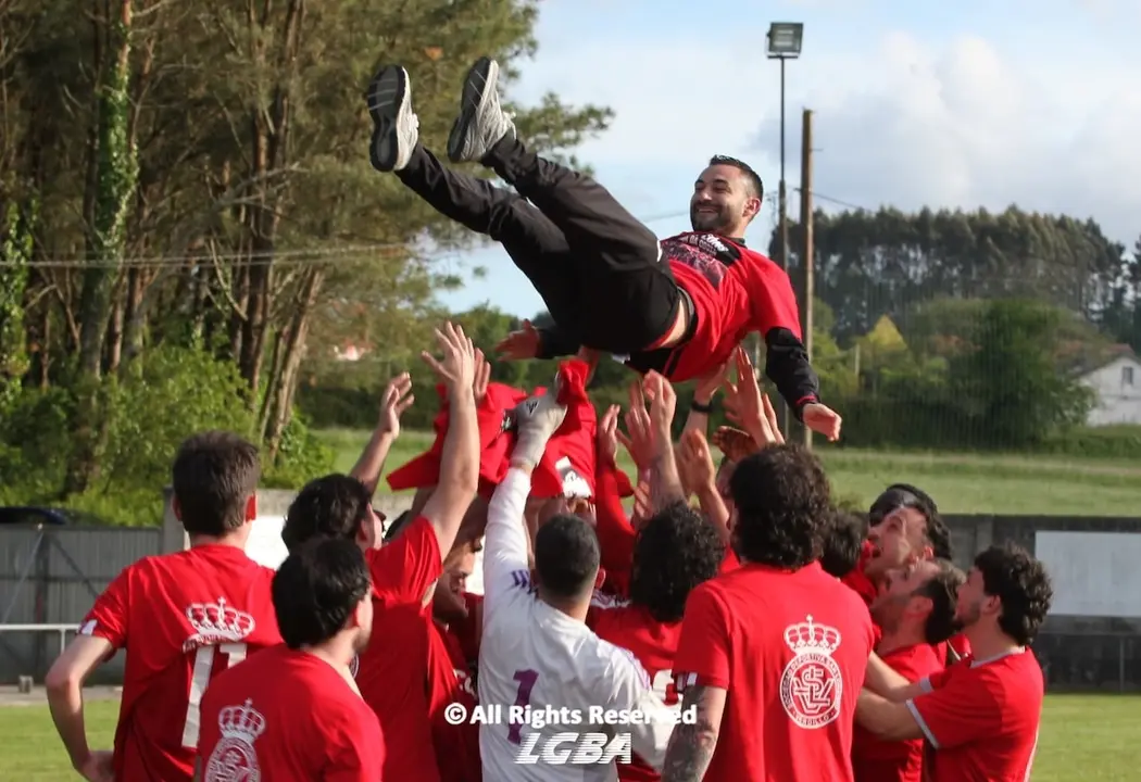 Ivan Rojo manteado polo seu San Lorenzo-Foto_Luis Gonzalez