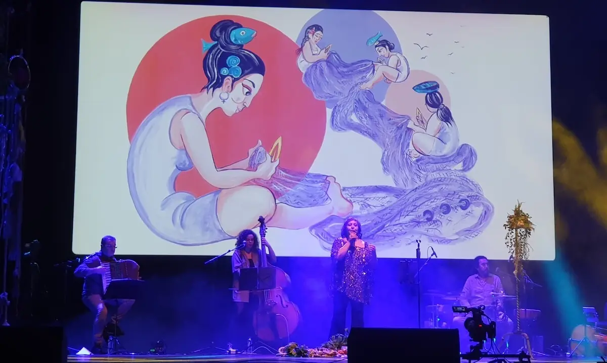 Uxia estreando Indomitas en Vigo coas ilustracion de Viki Rivadulla