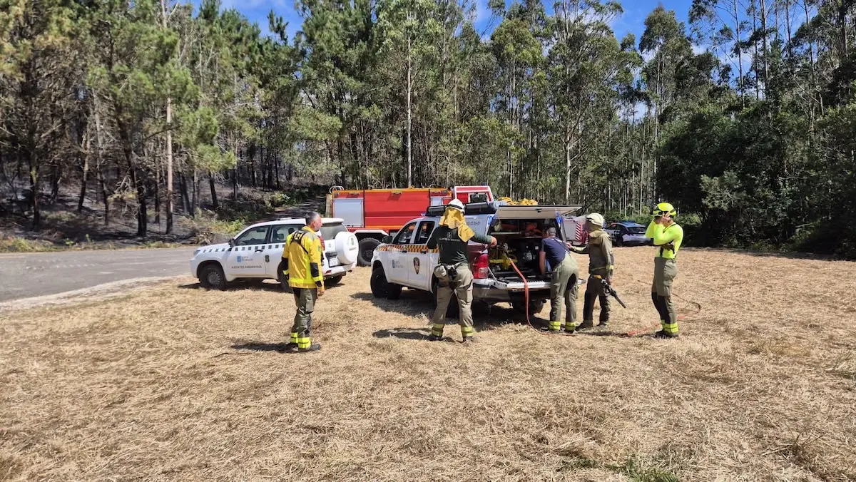 Bombeiros no incendio de Laxe