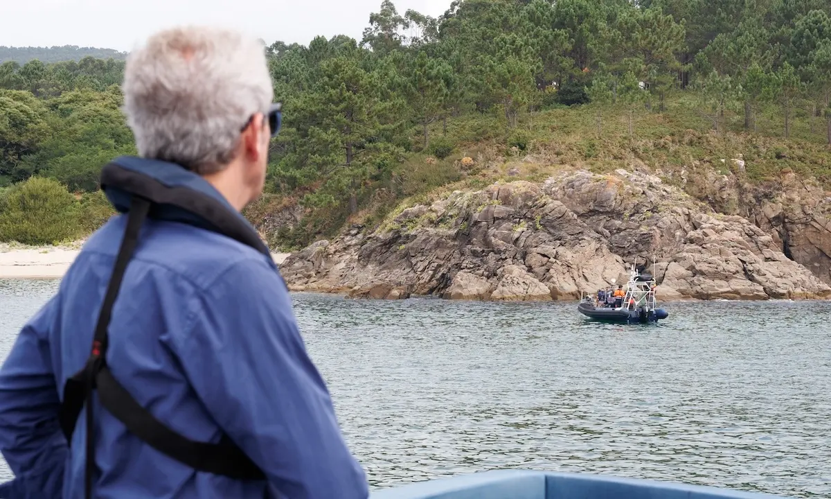 O titular do Goberno galego, Alfonso Rueda, acompa&ntilde;ado do conselleiro de Cultura, Lingua e Xuventude, Jos&eacute; L&oacute;pez Campos, visita a intervenci&oacute;n arqueol&oacute;xica subacu&aacute;tica do pecio de Punta Restelos, o posible gale&oacute;n Santa Mar&iacute;a La Anunciada, afundido en 1596. Pecio Punta Restelos (Cee), 23/07/26.