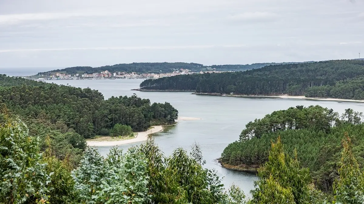 Vistas da desembocadura do rio Grande na ria de Camarinas dende o miradoiro Furna de Sapo