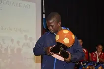 Alpha Fall Seck, irm&aacute;n de Abdoulaye, nunha das Galas do F&uacute;tbol da Costa onde se entregou o Premio Especial Abdoulaye