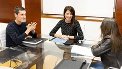 16,00 h.-         A conselleira de Vivenda e Planificación de Infraestruturas, María Martínez Allegue, manterá un encontro de traballo co alcalde de Fisterra, Luis Insua. Foto Xoán Crespo