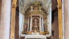 foto do actual retablo da igrexa de Rus, onde foi sepultada Antonia Rodríguez da Rama, esposa do pintor Ignacio Tiburcio Freire