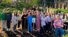 Rapaces de Muros plantando Maceiras no Camino